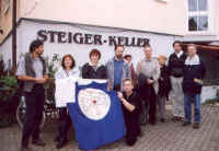 P�nklich zum "Fahnenappell" vorm "Steigerkeller" versammelt.