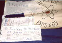 Vor unserem guten blauen St�ck mit der neuen Sch�rpe ...