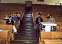 Brav lauschen wir den Ausf�hrungen von W. K.