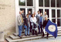 Das H�uflein der Aufrechten vor dem Trefftz-Bau (Mathe/Physik-H�rsaal).