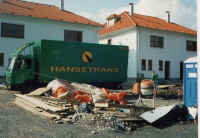 Einzugstag war der 22.03.1996 - Sonnenschein und Müll vorm Haus