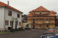 Nebenan wachsen neue Häuser